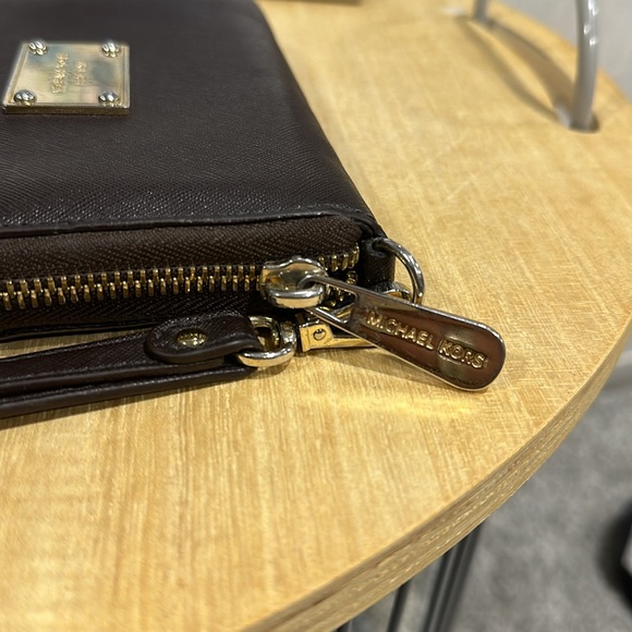 ⭐️SOLD⭐️ Michael Kors Brown and Gold Wallet with Removable Wrist Strap - Picture 5 of 13